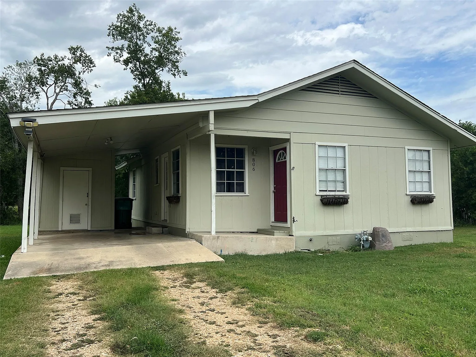 3 bed, 1.0 bath, 892 sqft, $1,600 — Photo 2