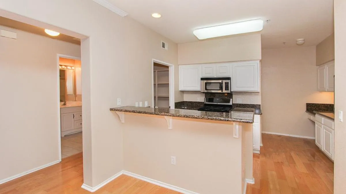 1 bed, 836 sqft, $2,600 — Photo 2