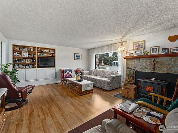 4th image of 904 Pioneer Avenue