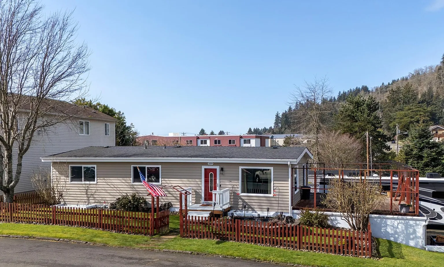 109 4th St photo 1