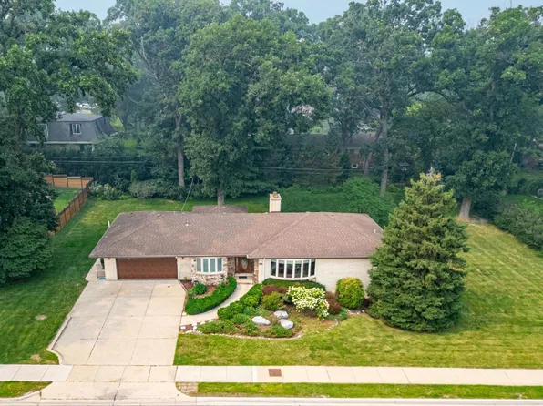 304 E Irving Park Rd, Roselle, IL 60172