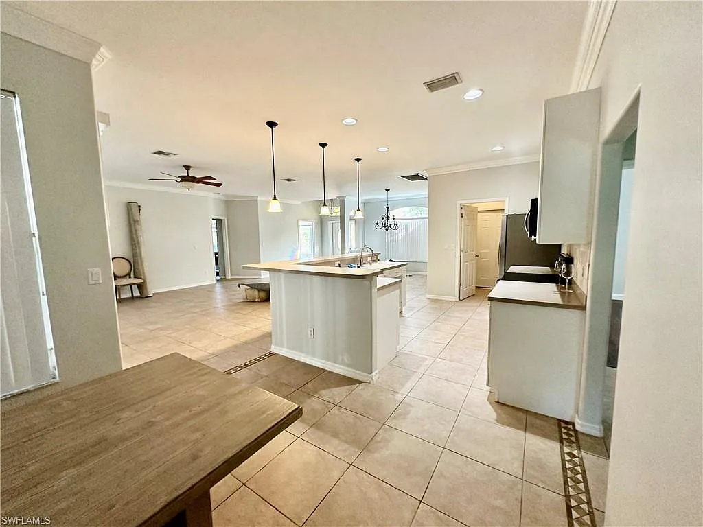 3 bed, 2.0 bath, 1960 sqft, $3,600 — Photo 3
