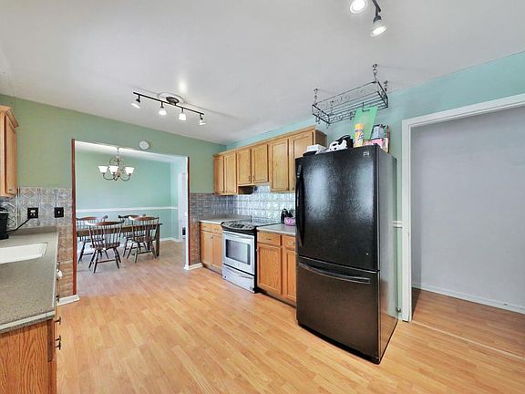 5th image of 2556 Burlingame Dr W