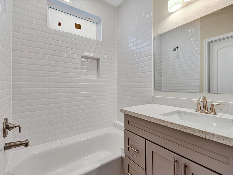21 Latham St #D — Photo 5
