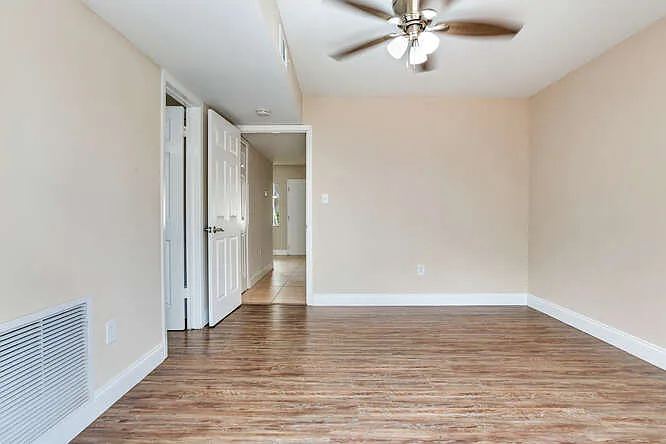 Chateau Apartments — Photo 38