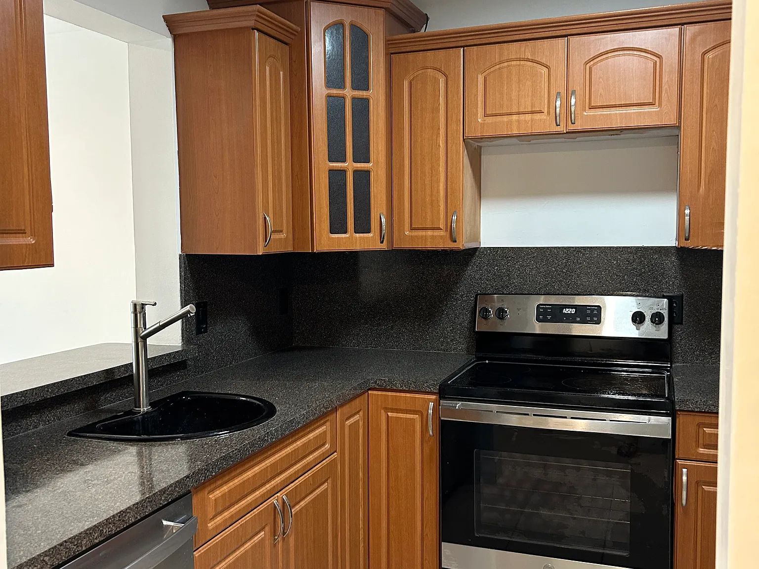 2 bed, 891 sqft, $2,100 — Photo 2