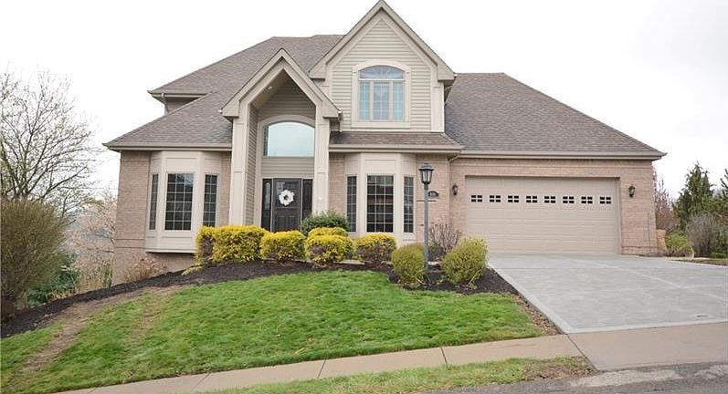 Gorgeous home in quiet cul de sac. Driveway is brand new.