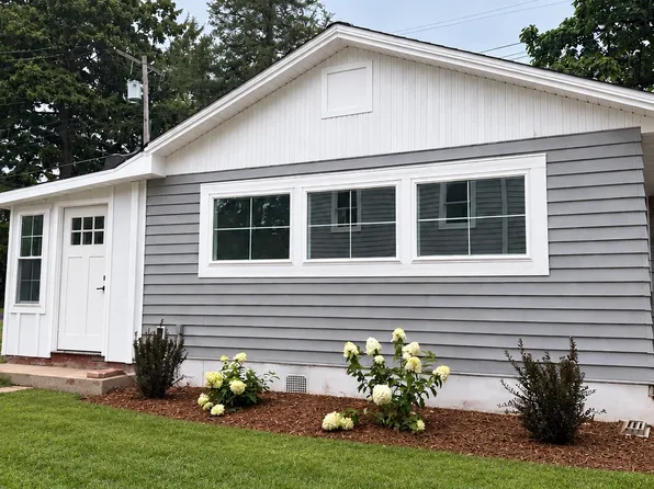2356 N 2nd Ln, Oconomowoc, WI 53066