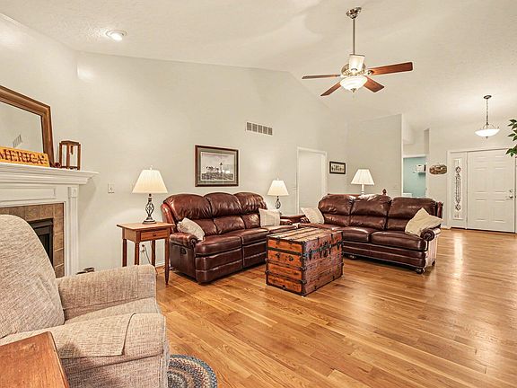 3rd image of 1604 Creekview Dr