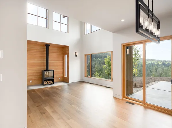 865 Forster Ln, Bowen Island, BC V0N 1G1