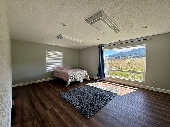 2nd image of 130 Ridge Dr Room 1