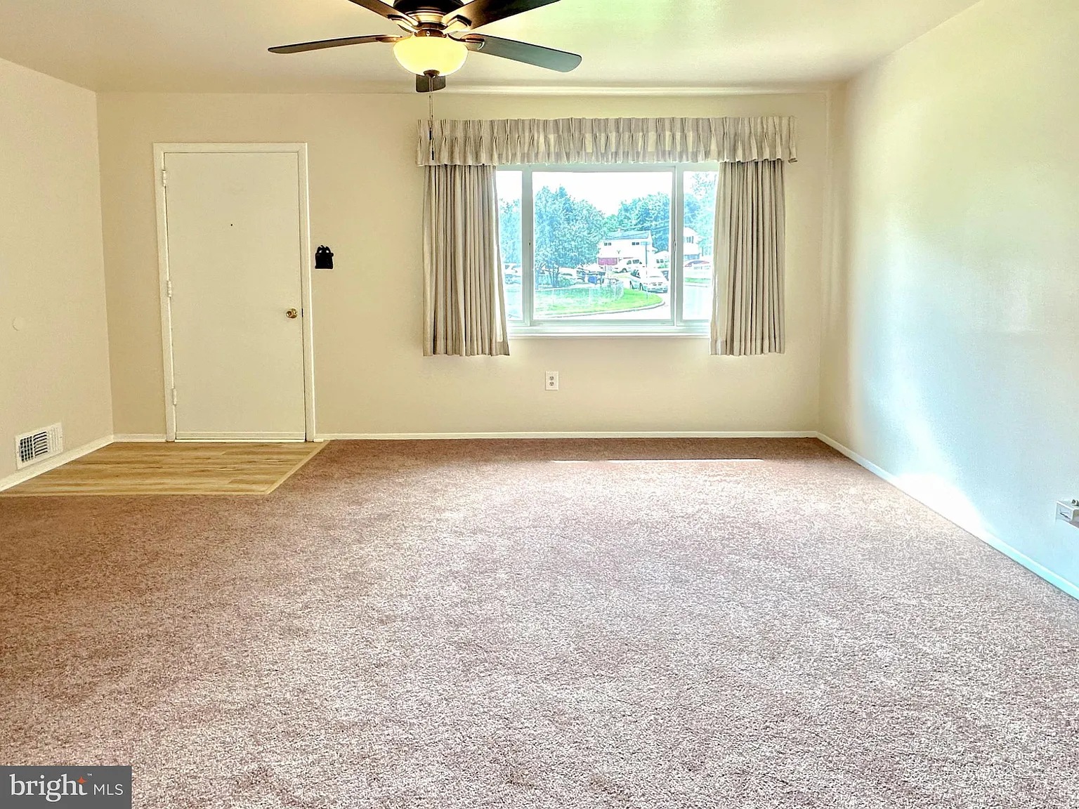 3 bed, 1.5 bath, 1024 sqft, $2,100 — Photo 4