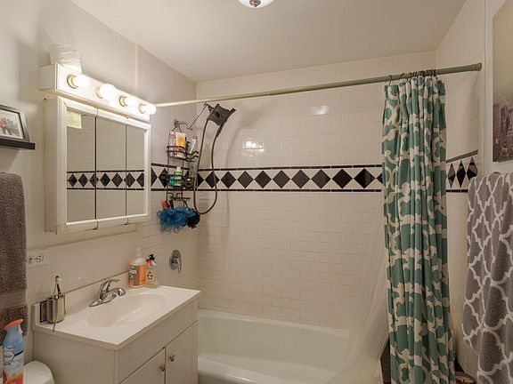 3rd image of 4607 N Malden St APT 3