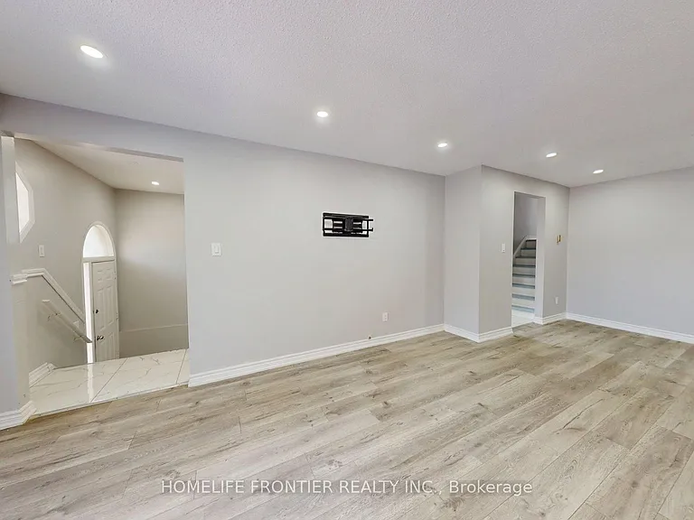 337 Hansen Rd N #UPPER — Photo 5