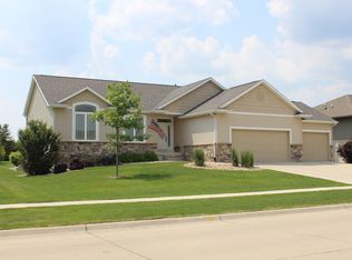 1525 Quail Ridge Rd, Cedar Falls, IA 50613
