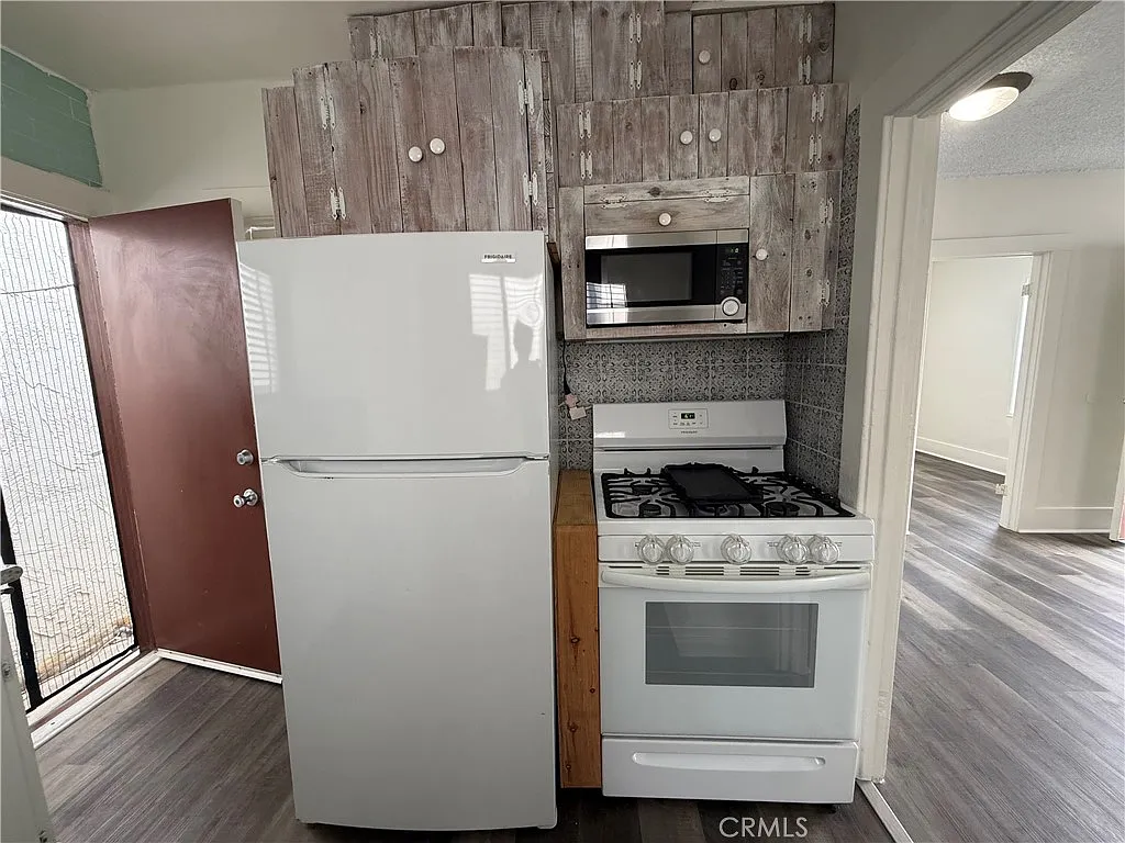 2 bed, 896 sqft, $3,950 — Photo 4