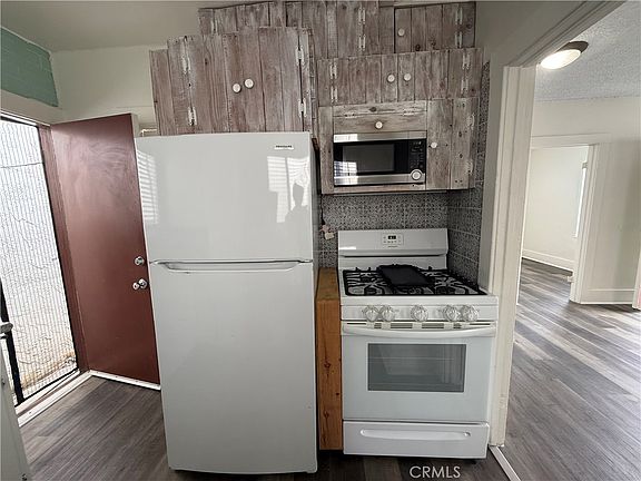 4th image of 1053 Loma Dr