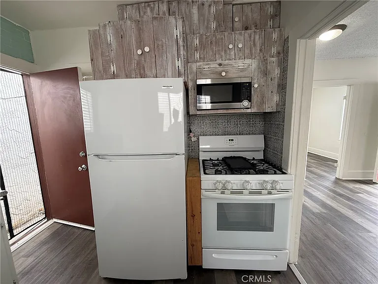 1053 Loma Dr — Photo 4