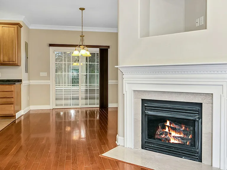 857 W Pointe Dr — Photo 6