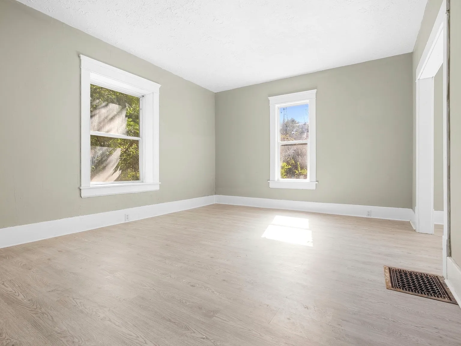3 bed, 1328 sqft, $1,300 — Photo 4
