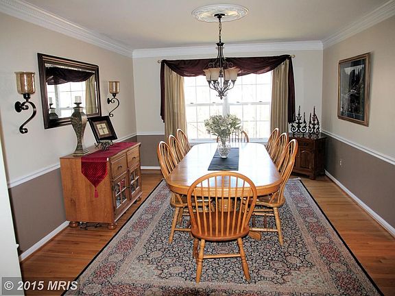 nice size Dining Room