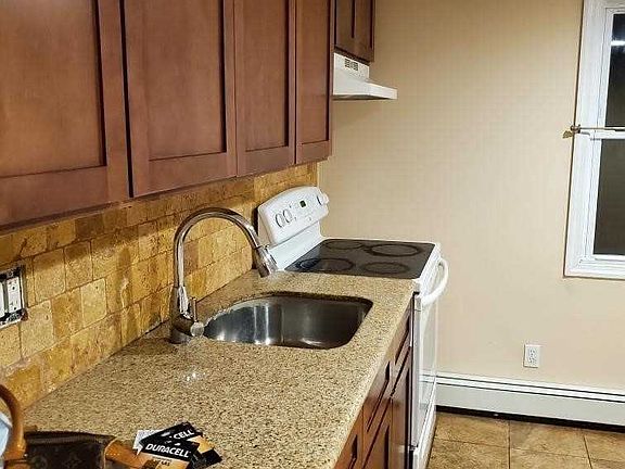 3rd image of 2075 Baylis Ave