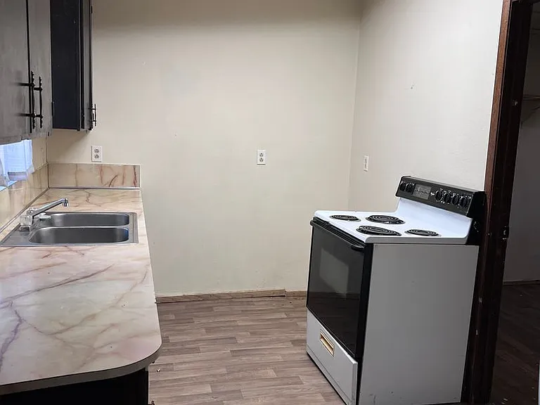 714 N Cottage Grv — Photo 13