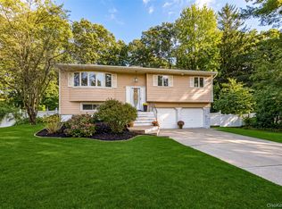 7 Don Lane, Hauppauge, NY 11788