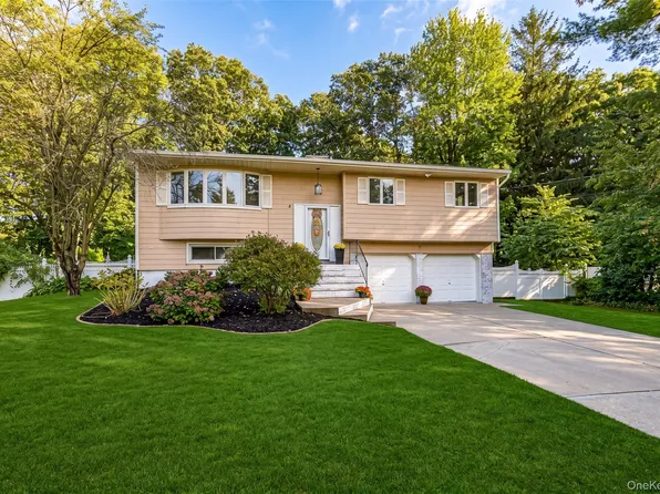 7 Don Lane, Hauppauge, NY 11788