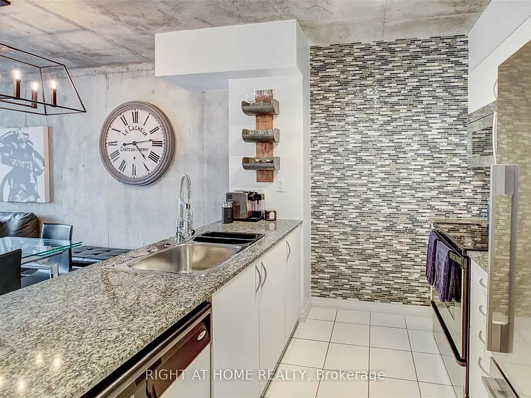 22 Wellesley St E #502 — Photo 12