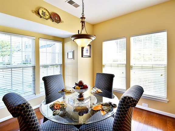 5th image of 122 N Arcadian Way