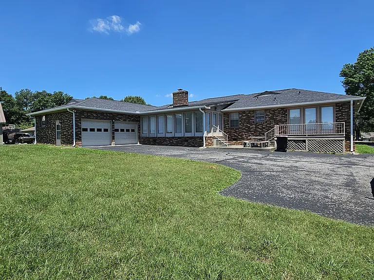 120 Briarwood Dr — Photo 2