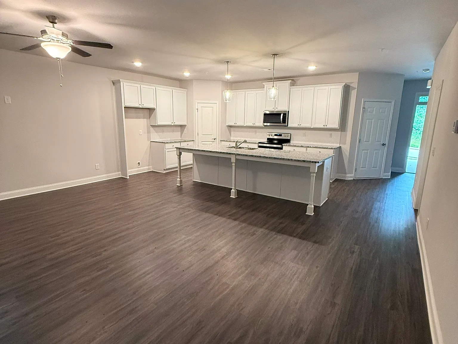 3 bed, 2.5 bath, 1695 sqft, $2,495 — Photo 4