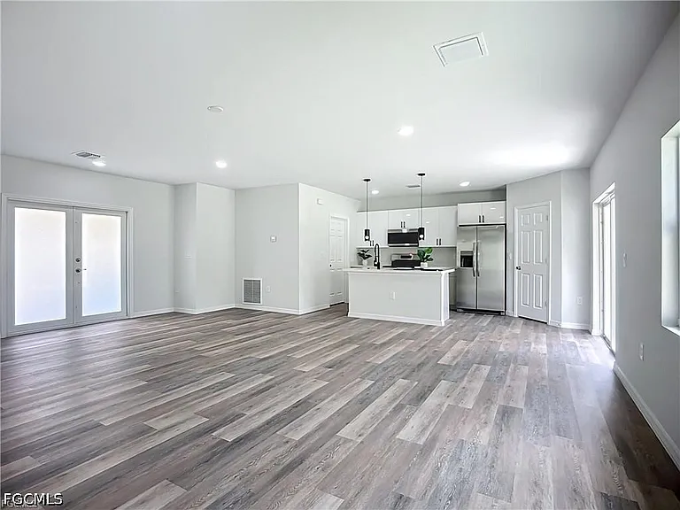 912 Anthony St E — Photo 2