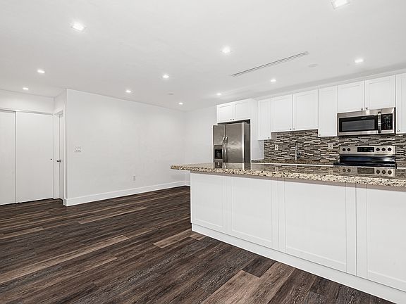 2nd image of 6910 Bay Dr APT 1