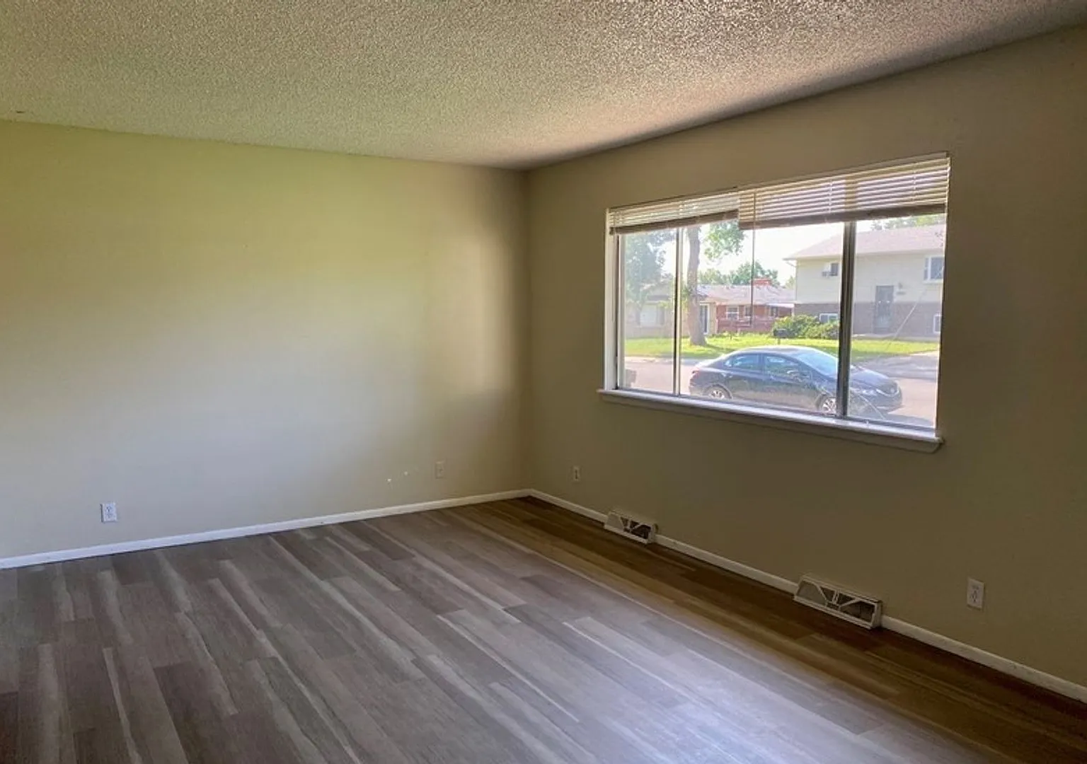 3-Bedroom Home Near Dining and Shopping — Photo 3