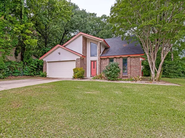 1311 Oak Timber Dr, Euless, TX 76039