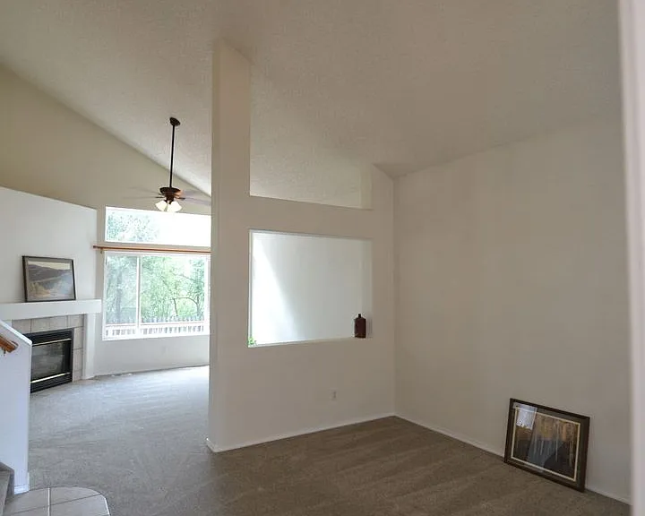 815 Riverview Ln — Photo 2