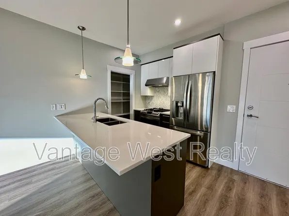1883 Water St #206, Kelowna, BC V1Y 1K4