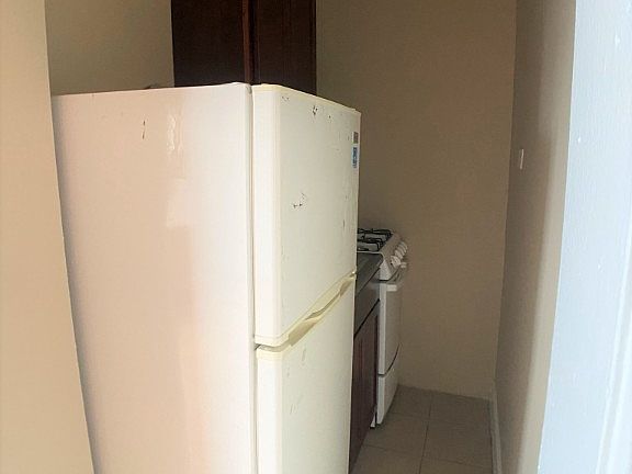 3rd image of 922 W Eastwood Ave #5