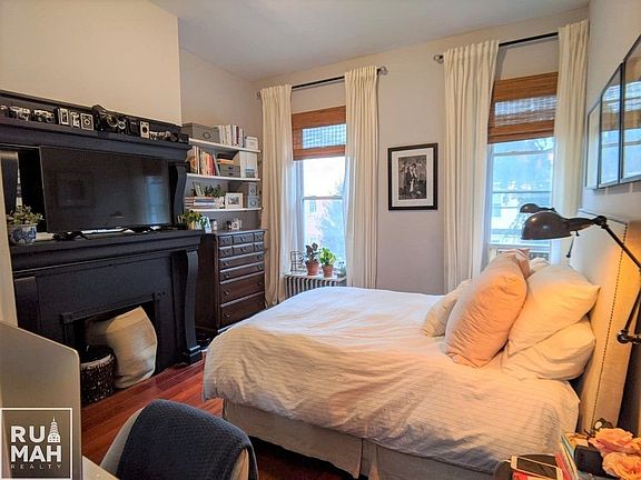 3rd image of 905 Willoughby Ave #2R