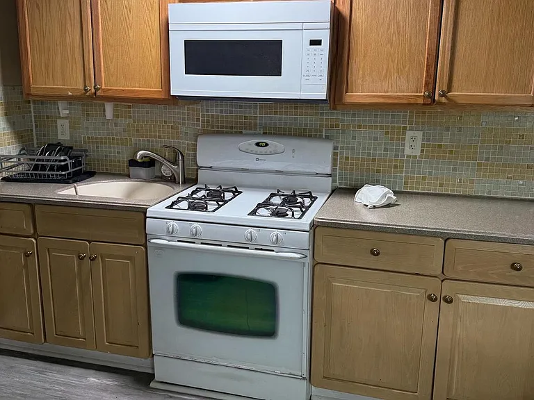 607 2nd Ave #B — Photo 4
