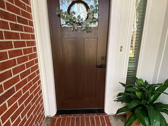 3rd image of 1823 Creekshire Dr