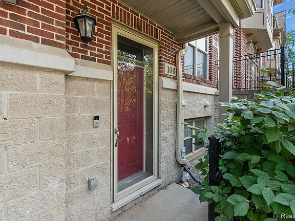 3rd image of 100 Adelaide St