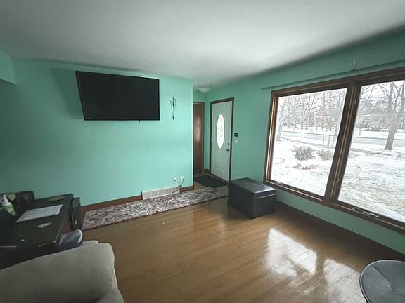 3rd image of 151 Easton Ave