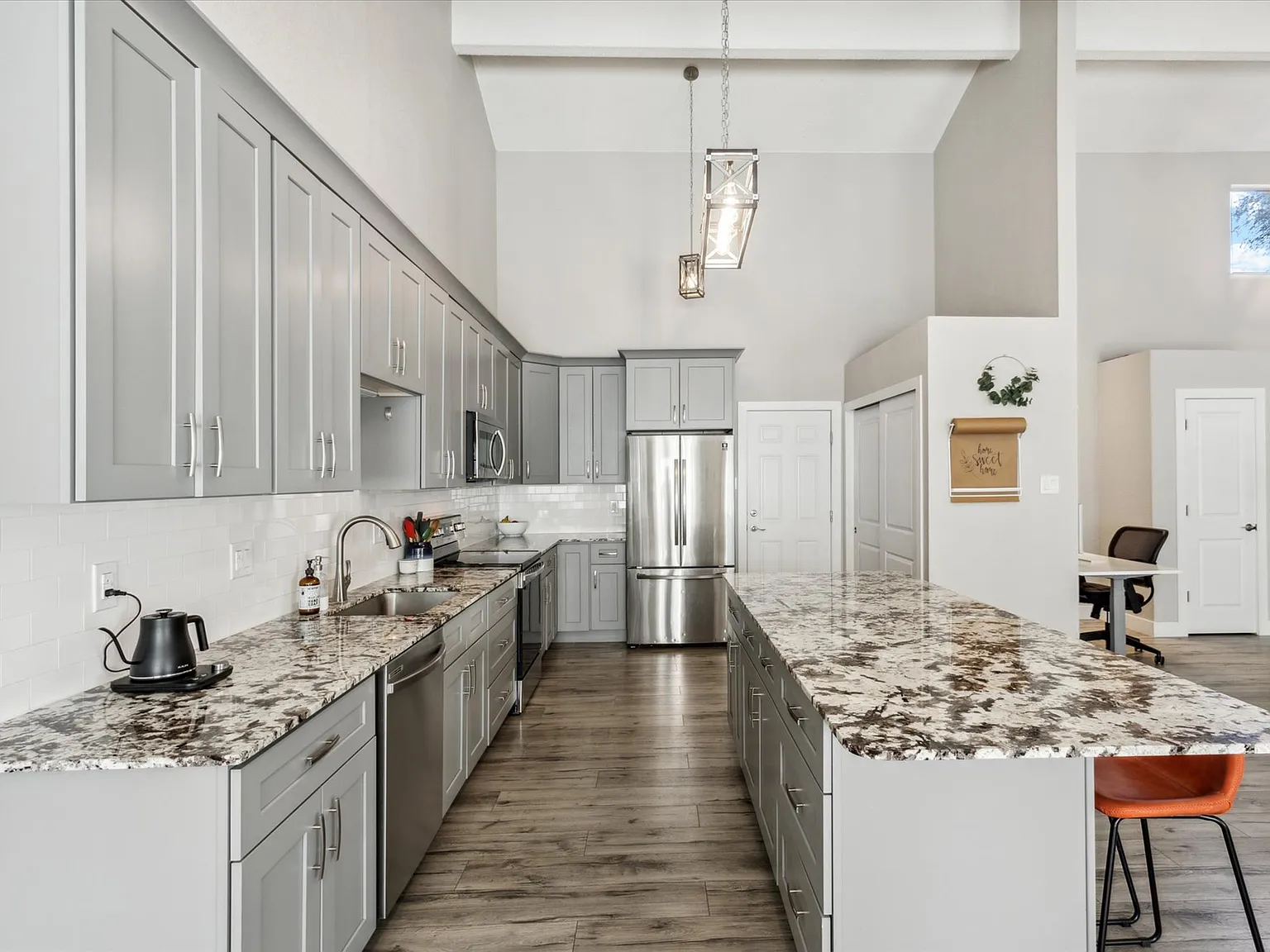 2811 W Davies Dr — Photo 2