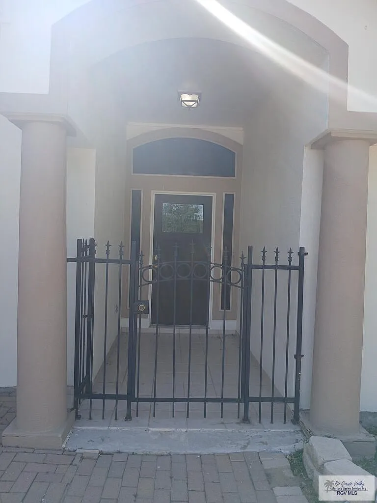 3 bed, 2.0 bath, 1377 sqft, $1,800 — Photo 4