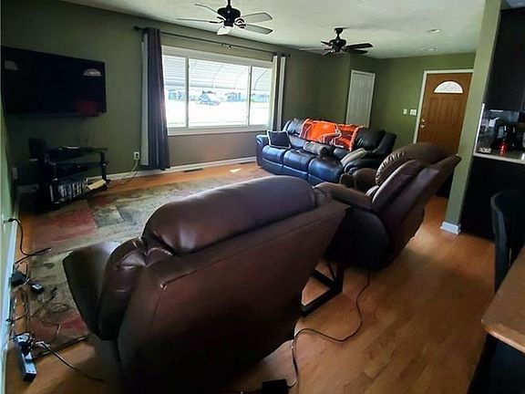 5th image of 223 Barberry Dr