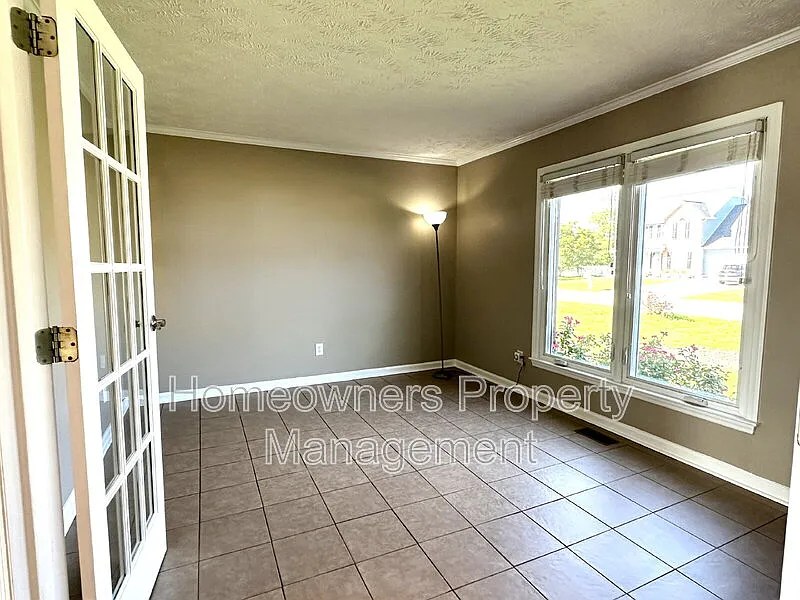 3 bed, 2.5 bath, 2418 sqft, $2,100 — Photo 4