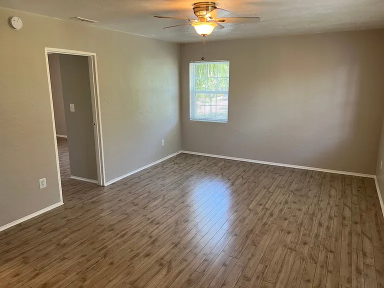 701 Bay St NE #3 — Photo 2